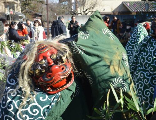 にぎやかに悪魔払いの子ども獅子舞